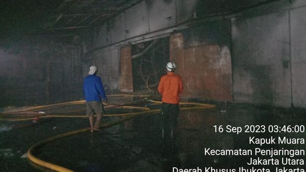 Kebakaran Pabrik Sandal Kapuk Muara Susah Dipadamkan, Ini Serba-serbinya