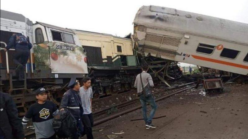 Kecelakaan kereta api di Cicalengka Bandung dua korban tetap terjerat dalam gerbong